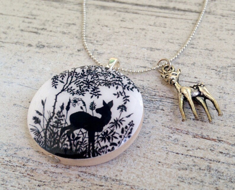 Bois cerf dans la forêt pendentif collier silhouette féerique noire blanc image 2