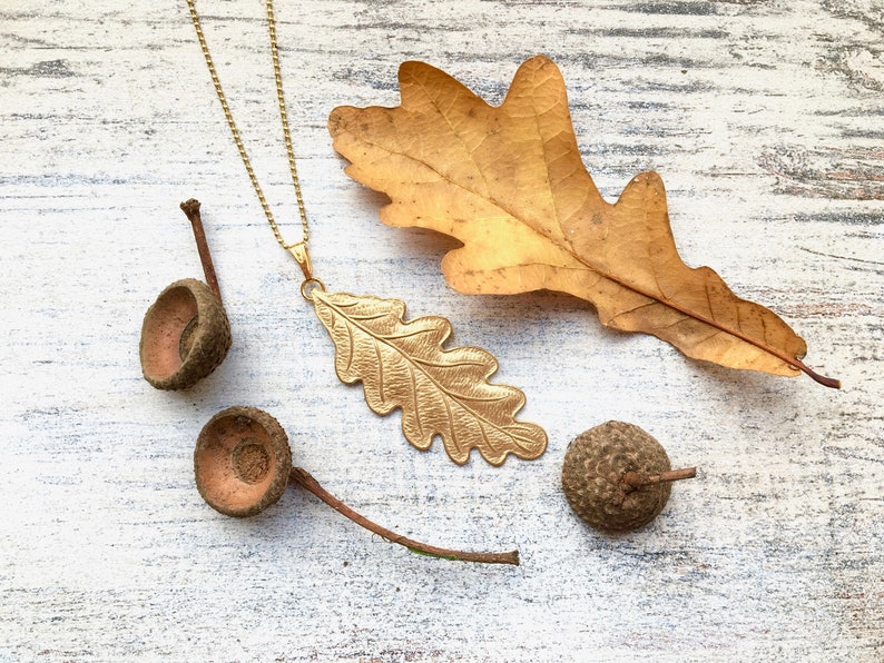 Fine oak leaf brass on a gold-colored chain image 1