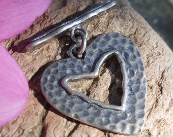 Sterling Silber Gehämmert Herz Knebelverschluss: Schmuckzubehör (22 mm x 20 mm)