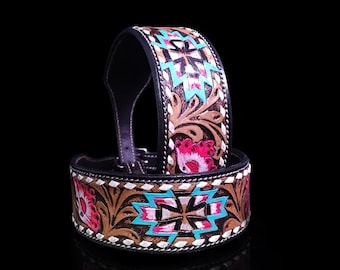 Peut inclure: Deux colliers pour chien en cuir avec des motifs floraux et géométriques complexes. Les colliers présentent des accents marron, blanc, rose et turquoise, avec un intérieur noir et des coutures blanches. Les colliers sont posés sur un fond noir.