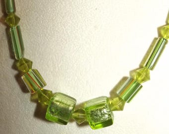 Limoengroene glaskralenketting 16" lang, bijpassende kralenoorbellen, handgemaakt
