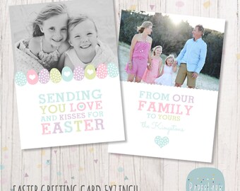Könnte beinhalten: Eine pastellrosa und blaue Osterkarte mit einem Foto von zwei Mädchen auf der linken Seite und einem Foto einer Familie auf der rechten Seite. Der Text auf der linken Seite lautet "Sending you love and kisses for Easter". Der Text auf der rechten Seite lautet "From our family to yours the Kingstons".
