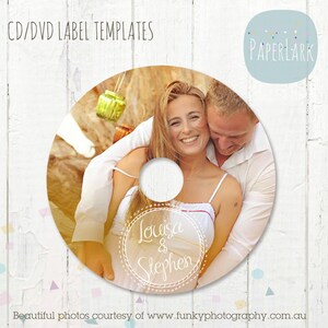 Könnte beinhalten: Eine runde CD- oder DVD-Etikettenvorlage mit einem Foto eines Paares, das sich umarmt. Der Hintergrund ist ein verschwommenes Bild eines Strandes mit einem gelben Farbton. Der Text "Louisa & Stephen" ist in einem weißen Kreis mit einem dekorativen Rand geschrieben.