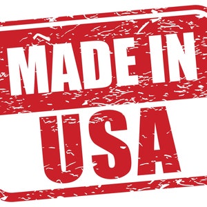 Op de afbeelding: Een rode rechthoekige stempel met de tekst "MADE IN USA" in witte letters.