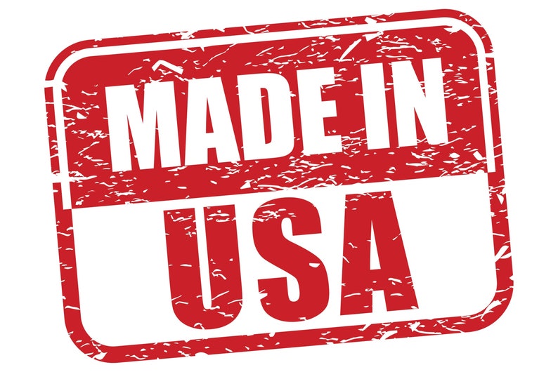 Op de afbeelding: Een rode rechthoekige stempel met de tekst "MADE IN USA" in witte letters.