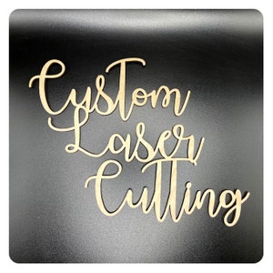 Op de afbeelding: Een bord van hout met de tekst "Custom Laser Cutting" op een zwarte achtergrond.