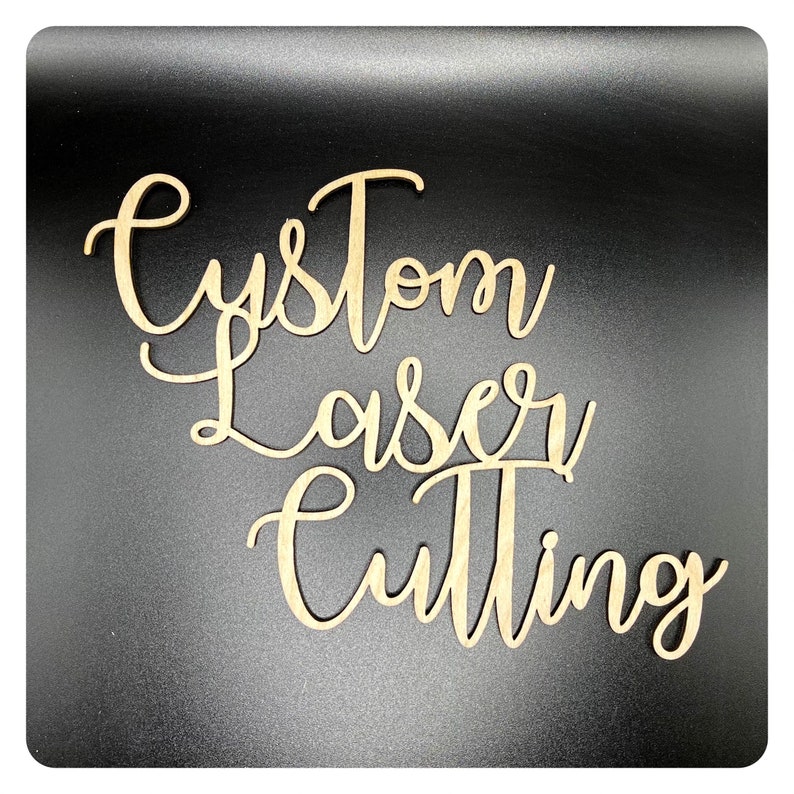 Op de afbeelding: Een bord van hout met de tekst "Custom Laser Cutting" op een zwarte achtergrond.