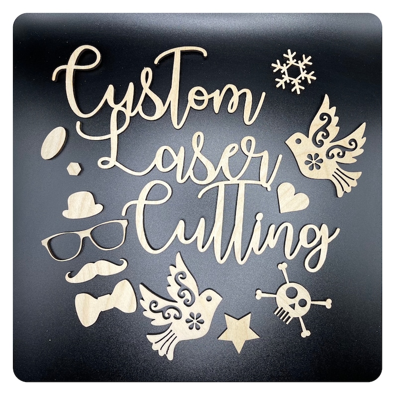 Op de afbeelding: Een houten bord met de woorden "Custom Laser Cutting" in een decoratief lettertype. Het bord is omringd door verschillende lasergesneden ontwerpen, waaronder een sneeuwvlok, een hart, een strik, een schedel en gekruiste beenderen, een bril, een snor en twee vogels.