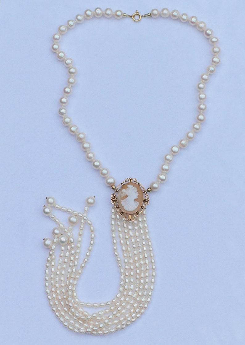 Hand-knotted pearl necklace with hand-carved antique shell cameo in gold edge, setting and 14 carat gold spring clasp image 2