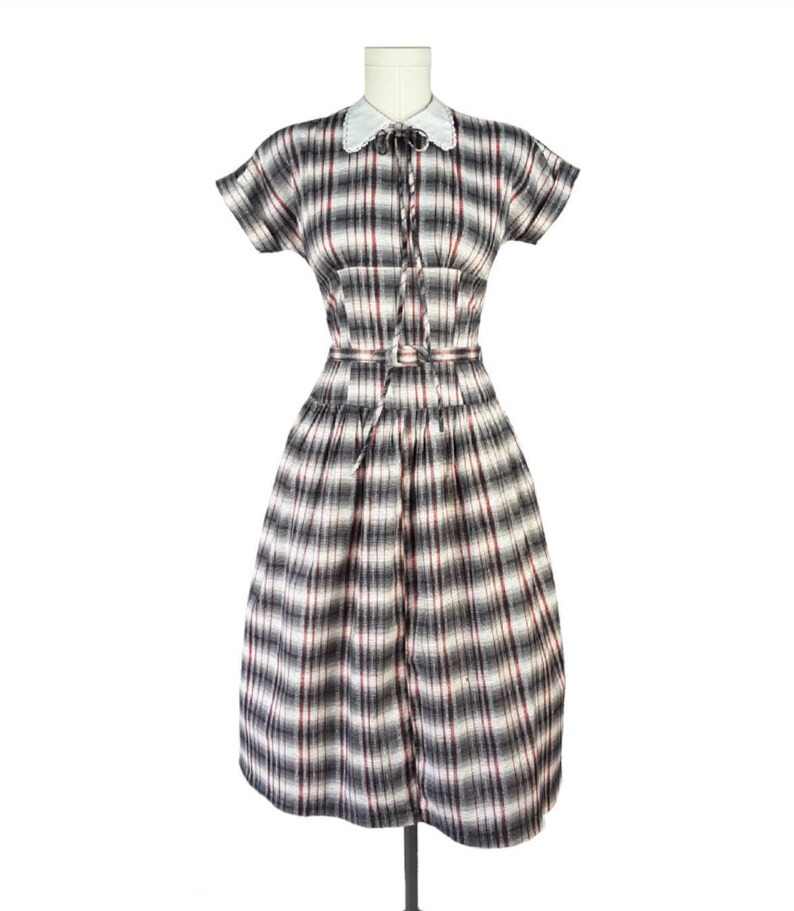 Vintage 1950s Dress S M White Red Black Plaid Fit & Flare Dress Fitted Shelf Bodice Wasp Waist Lace Trim Collar Tie Bow Cuffed Sleeves image 3