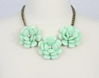 Collar llamativo con flor verde menta: cuello babero con roseta