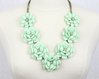 Collar de roseta verde menta: joya llamativa con flores de resina gruesas