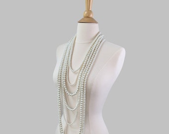 Collar largo de perlas con múltiples hebras