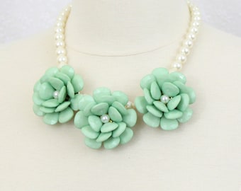 Collar con flores verde menta: babero floral con cuentas y detalle de perla