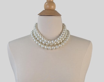 Gargantilla de perlas gruesas superpuestas