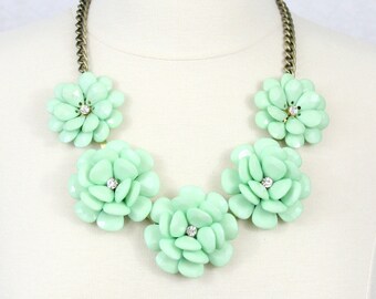 Collar con flores verde menta: babero floral de resina y diamantes de imitación