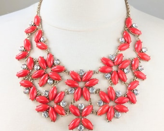 Collar rojo llamativo con flores