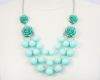 Collar babero con rosa de menta: collar llamativo con burbujas de resina