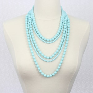 Collar llamativo de múltiples hilos con cuentas azul cielo