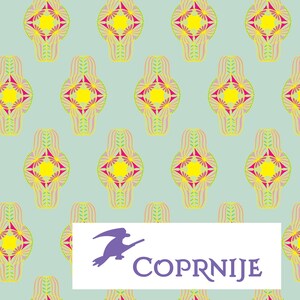 Puede incluir: Un patrón repetitivo de formas simétricas estilizadas en amarillo, rosa y verde sobre un fondo azul claro. Cada forma tiene un diamante amarillo central, rodeado de diseños florales rosas y verdes. La palabra "COPRNIJE" se muestra en texto morado.