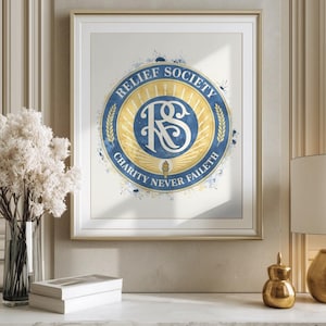 Può includere: Stampa incorniciata con l'emblema della Relief Society. Il design circolare è blu e oro, con le scritte "Relief Society" e "Charity Never Faileth". L'emblema incorpora un monogramma "RS" e spighe di grano.