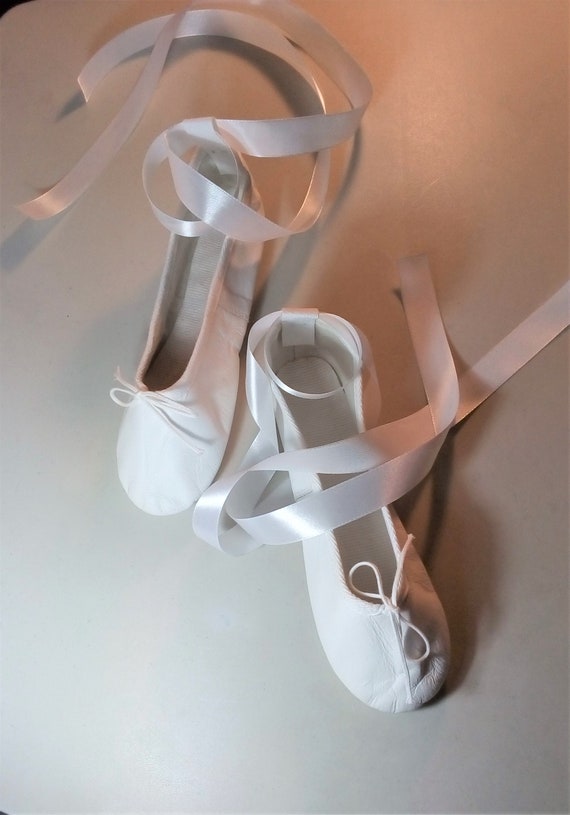 Jernbanestation middelalderlig Orient White Leather Ballet Slippers With Ankle Ribbon Ties Wedding - Etsy