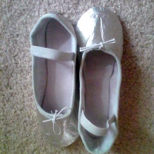 Nu klaar voor verzending!!!! Zilveren leren balletschoenen - doorlopende zool - meisjesmaat: 8,5 US / 7,5 AUS / EU 23