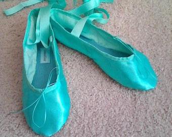 Robin’s Egg Blue Satin Ballet Slippers - Semelle complète - Tailles enfants jeunes.