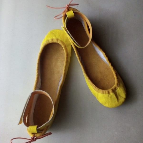 Extreme Low Cut Sunny Yellow Leather Ballet Shoes Ballet Pantoufles avec sangles de cheville et cordons de serrage à nouer au dos - Tailles adultes