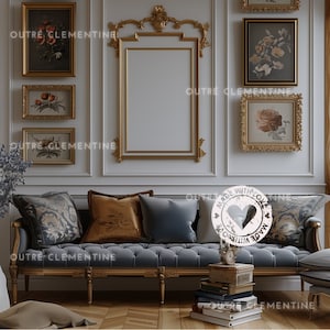 Puede incluir: Un sofá de terciopelo azul capitoné con ribetes dorados y almohadas. El sofá está en una habitación con paredes blancas y obras de arte enmarcadas en dorado. Una pila de libros y un objeto decorativo con el texto "Made with Love" están sobre una mesa frente al sofá.