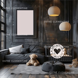 Op de afbeelding: Een zwart en grijs ledikant met een wit en gouden "Made with Love" bord. Het ledikant staat in een donkere kamer met zwarte meubels en een grijs tapijt. Er ligt een teddybeer op het tapijt.