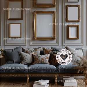 Puede incluir: Un sofá de terciopelo azul con ribetes dorados y almohadas con varios patrones. El sofá está en una habitación con cuadros enmarcados en dorado en la pared y un letrero redondo de madera que dice "Made with Love".