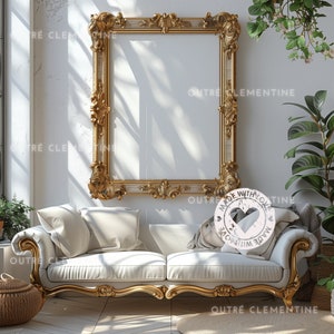 Può includere: Un divano bianco ornato con dettagli dorati si trova in una stanza con un grande specchio dorato e una pianta in vaso. Il divano ha due cuscini e un cuscino rotondo bianco con il testo "Made with Love" in un cerchio.