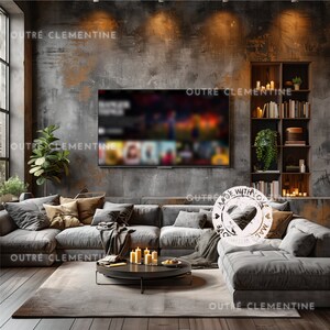 Puede incluir: Un sofá seccional gris con una gran pantalla de televisión en la pared detrás de él. El sofá está decorado con almohadas y mantas. Hay una mesa de café delante del sofá con velas y un tazón de fruta encima. La pared está decorada con un acabado desgastado de estilo industrial.