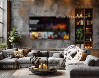 Puede incluir: Un sofá seccional gris con una gran pantalla de televisión en la pared detrás de él. El sofá está decorado con almohadas y mantas. Hay una mesa de café delante del sofá con velas y un tazón de fruta encima. La pared está decorada con un acabado desgastado de estilo industrial.