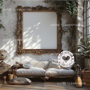 Puede incluir: Un sofá blanco con almohadas se encuentra en una habitación con un gran marco dorado adornado, un globo terráqueo y una linterna. La pared es blanca con una textura rugosa. El sofá tiene una manta encima. La linterna tiene una vela dentro. El globo terráqueo está sobre una mesa de madera. El marco está vacío. El texto "MADE WITH LOVE" está en un círculo en el fondo.