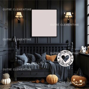 Op de afbeelding: Een zwart-wit bord met de tekst "Made with Love" in een cirkel met een hart in het midden. Het bord hangt aan een zwarte muur met een zwart-wit gestreept dagbed ervoor. Er liggen twee pompoenen en een knuffeldier op de vloer.