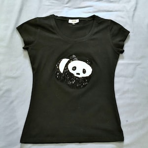 Camiseta con panda de lentejuelas de Moschino de los años 90