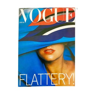 1977 Magazine VOGUE - Flatterie - photographie de Barry Lategan prise à Golden Bay, Malte