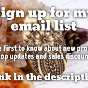 Może przedstawiać: Owalny mosiężny wisiorek ze skomplikowanym tłoczonym wzorem kwiatowym. Nałożony tekst brzmi: Sign up for my email list. Be the first to know about new products, shop updates and sales discounts. Link in the description.