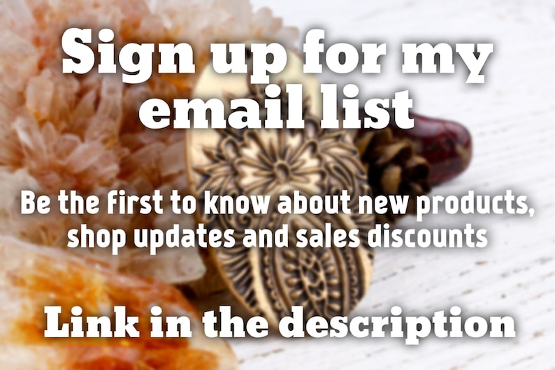 Może przedstawiać: Owalny mosiężny wisiorek ze skomplikowanym tłoczonym wzorem kwiatowym. Nałożony tekst brzmi: Sign up for my email list. Be the first to know about new products, shop updates and sales discounts. Link in the description.