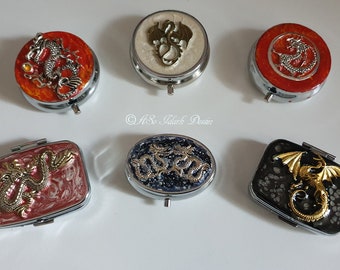 Petite boite en métal argenté - Pilulier de poche à compartiments - petite boite porte clés - Collection Dragons