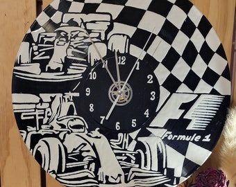 Vinyle recyclé en horloge pour les Fan de Formule 1 façon pop art peint a la main déco unique