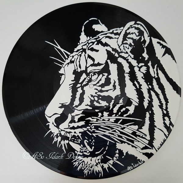 Disque Vinyle 33T recyclé adaptable en horloge personnalisé tète de tigre façon pop art noir et blanc peint à la main