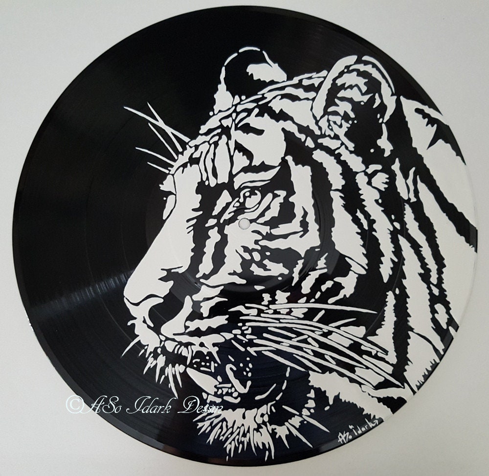 Disque Vinyle 33T Recyclé Adaptable en Horloge Personnalisé Tète de Tigre Façon Pop Art Noir et Blan