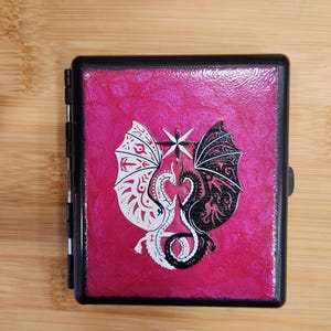 Étui/boîte à cigarettes ou porte carte peint/gravé - 8 modèles uniques Élégant Design Décoré et Peint à la main idée cadeau fumeurs
