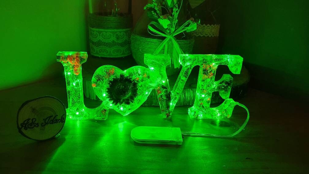 Lampe en Résine Époxy et Fleurs Séché avec Guirlande Led Texte Love Déco Maison Déco Cosy Fait Main 