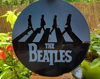 Disque vinyle recyclé adaptable en horloge différents portraits pop art - AC DC - The Beatles - Nirvana - peint a la main déco unique