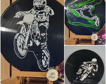 Vinyle recyclé adaptable en horloge mural façon pop art Fan de moto cross peint a la main déco unique