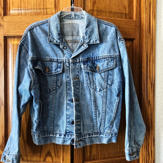 white levis jean jacket